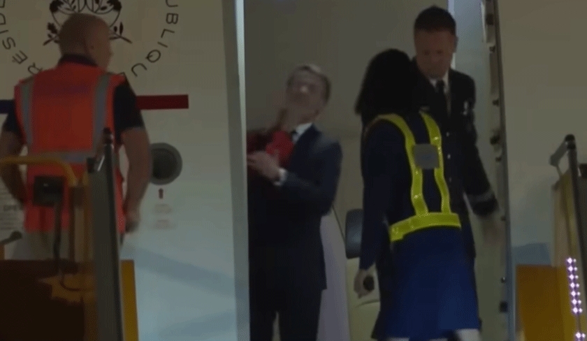Macron agressé par Brigitte ou moment de complicité ' La vidéo qui affole les réseaux
