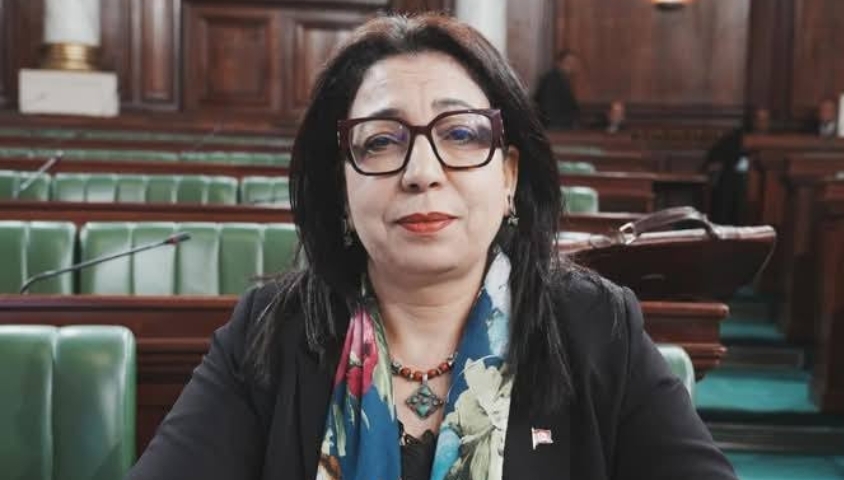 Selon une élue, on déguise les prêts en programmes de lutte contre l'analphabétisme