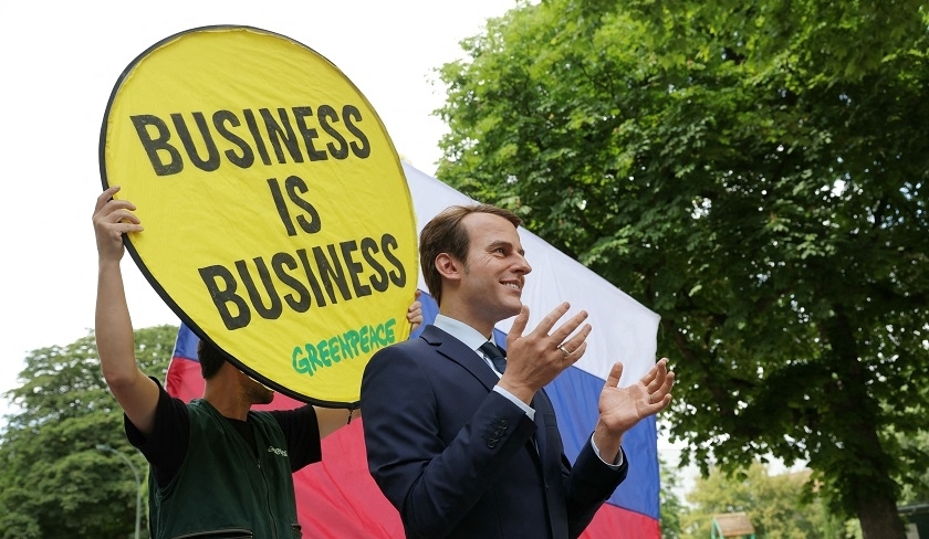 Greenpeace dérobe la statue de Macron au musée Grévin et la dépose devant l'ambassade de Russie