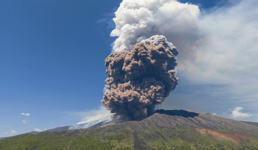 L'Etna crache feu et cendres : images impressionnantes de l'éruption