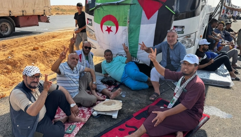 En photos : la caravane Al Soumoud immobilisée en Libye à l'entrée de Syrte