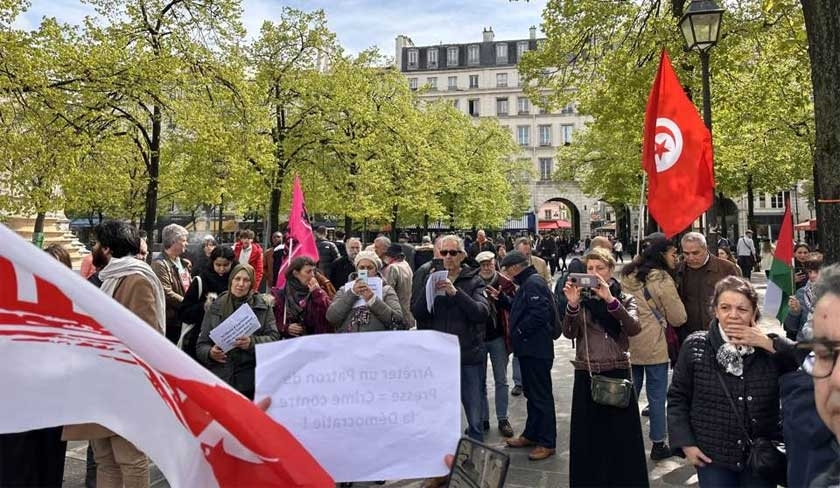 Des Tunisiens manifestent à Paris en soutien aux personnalités politiques emprisonnées