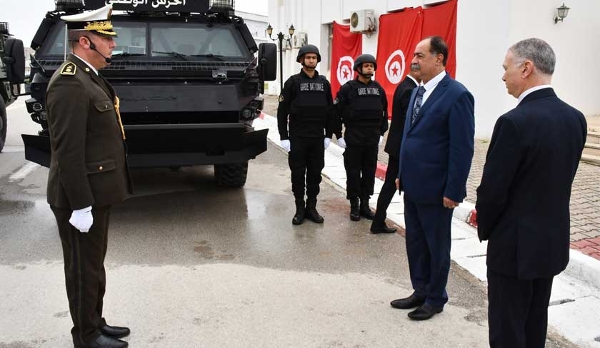 Kamel Feki en visite à la caserne de l'Aouina