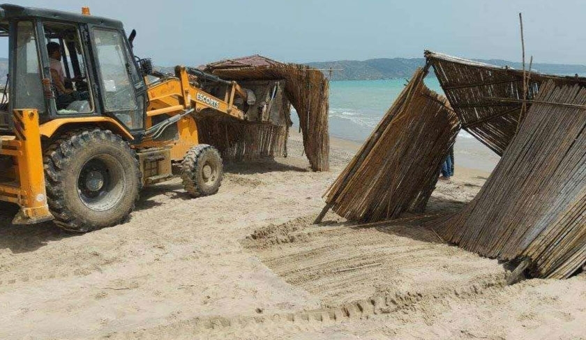 Coucou Beach : retrait d'un nombre important de parasols et d'abris installés anarchiquement