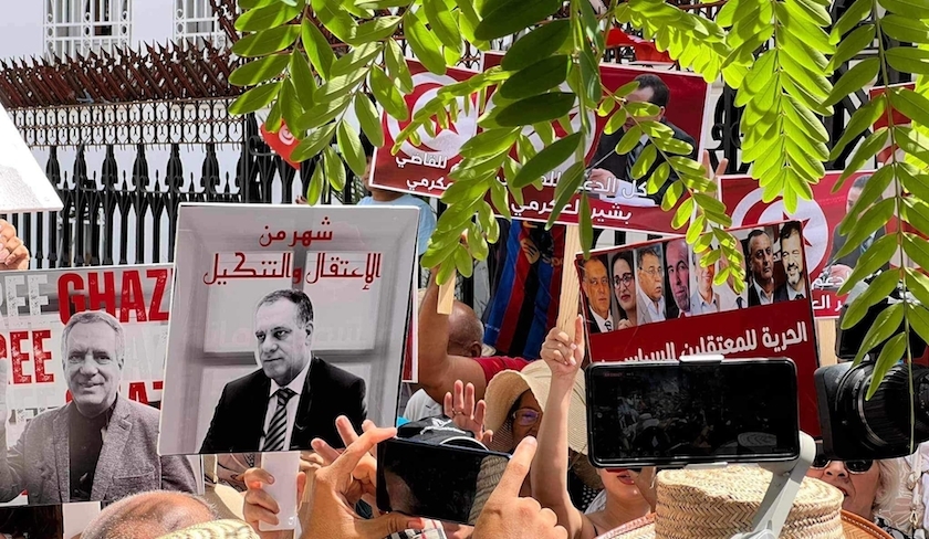 Sit-in de soutien aux prisonniers politiques devant le tribunal