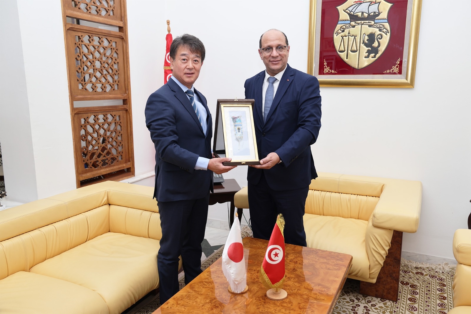 Malek Zahi et l’ambassadeur japonais discutent du sujet de la promotion des droits des personnes en situation de handicap