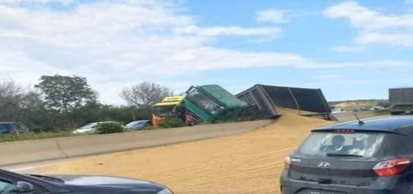 Tunisie – Autoroute A1 : Renversement d’un poids lourd chargé d’orge