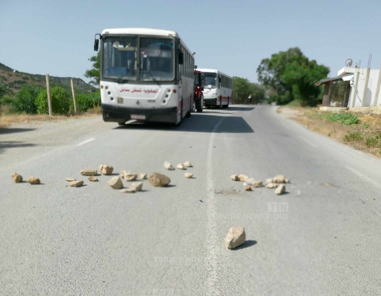 Privés d’eau, des citoyens bloquent la route entre Grombalia et Mornag [Photos]