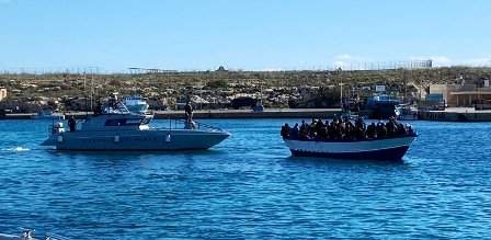 Lampedusa : Une nuit mouvementée par les nombreux accostages de barques de clandestins