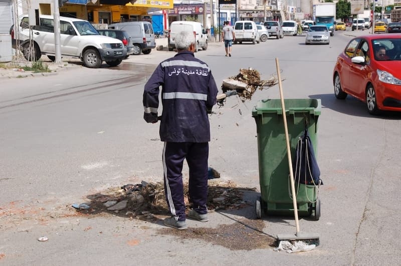 La municipalité de Tunis appelle les habitants à conserver autant que possible leurs ordures ménagères...