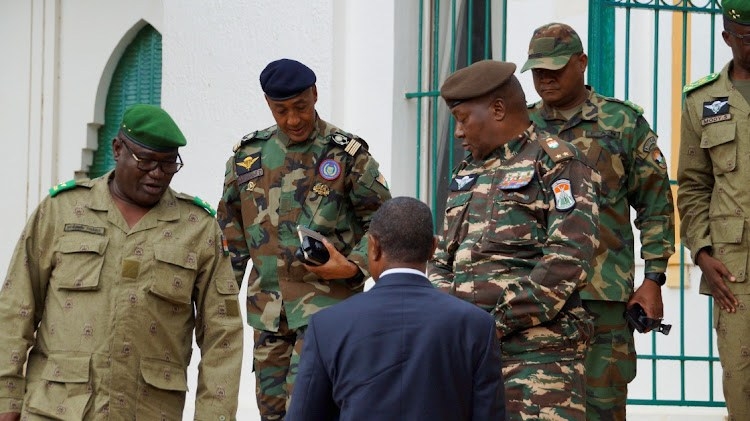 Niger : la France part laissant les putschistes dans le confort des Palais, et qui...