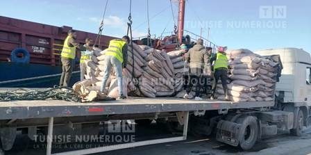 Tunisie – Bizerte : Accostage d’un navire chargé de 23 mille tonnes de sucre blanc...