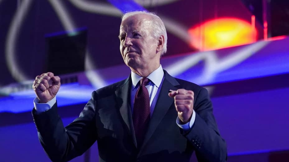 USA : Biden plus inquiétant que jamais, il a encore parlé à un mort et...