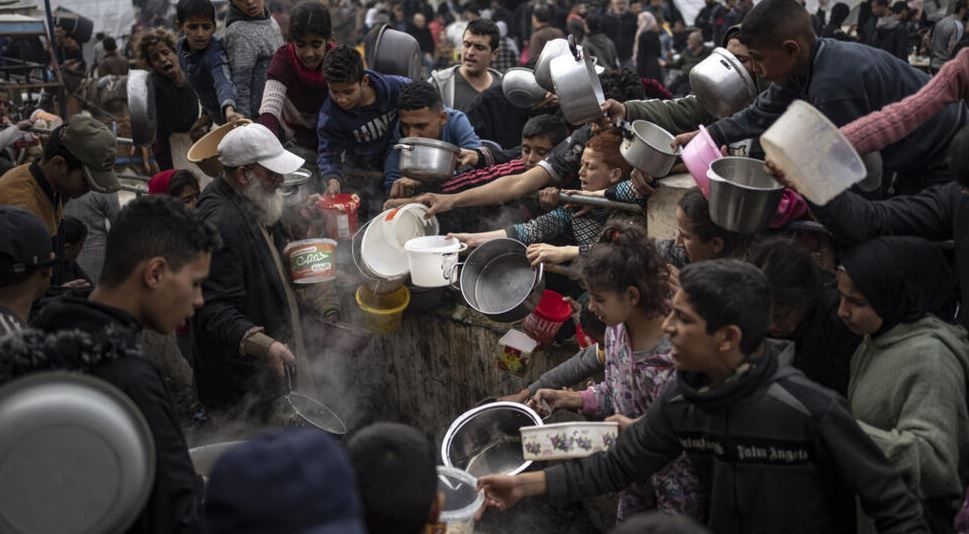 L’Égypte et l’Arabie saoudite condamnent “le ciblage inhumain” des civils alors qu’ils faisaient la queue...