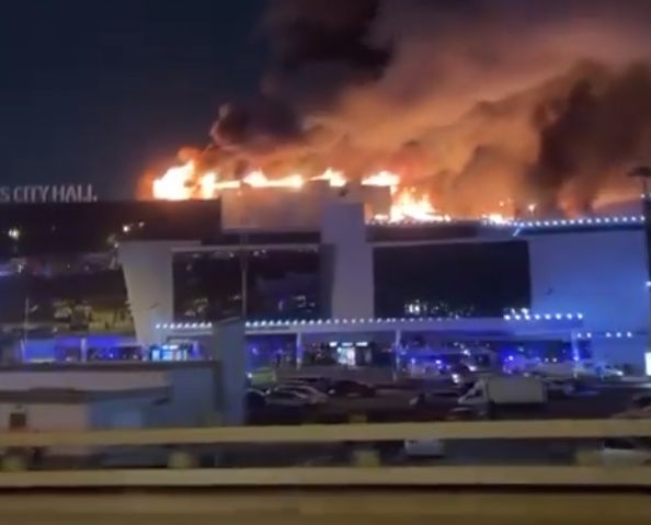 Dernière minute – Fusillade et Incendie à Moscou: Attaque dans une Salle de Concert