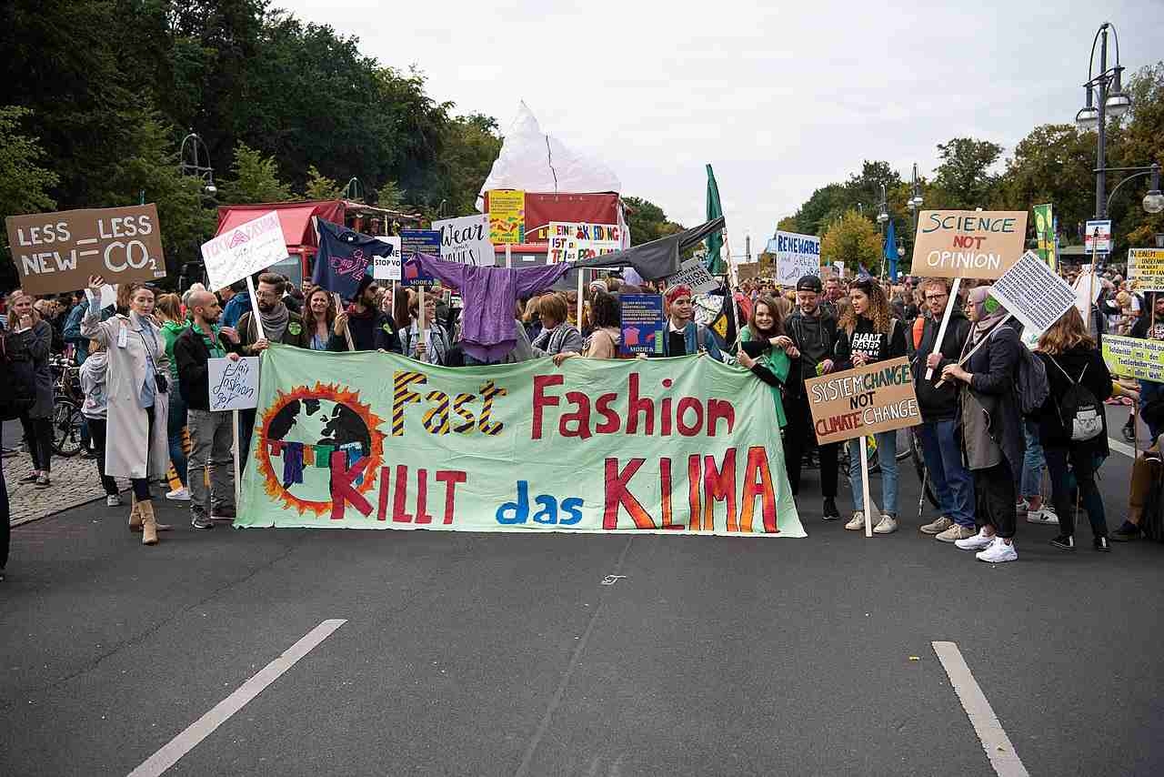 La France s’attaque à la “fast fashion” : Adoption de mesures restrictives par l’Assemblée nationale