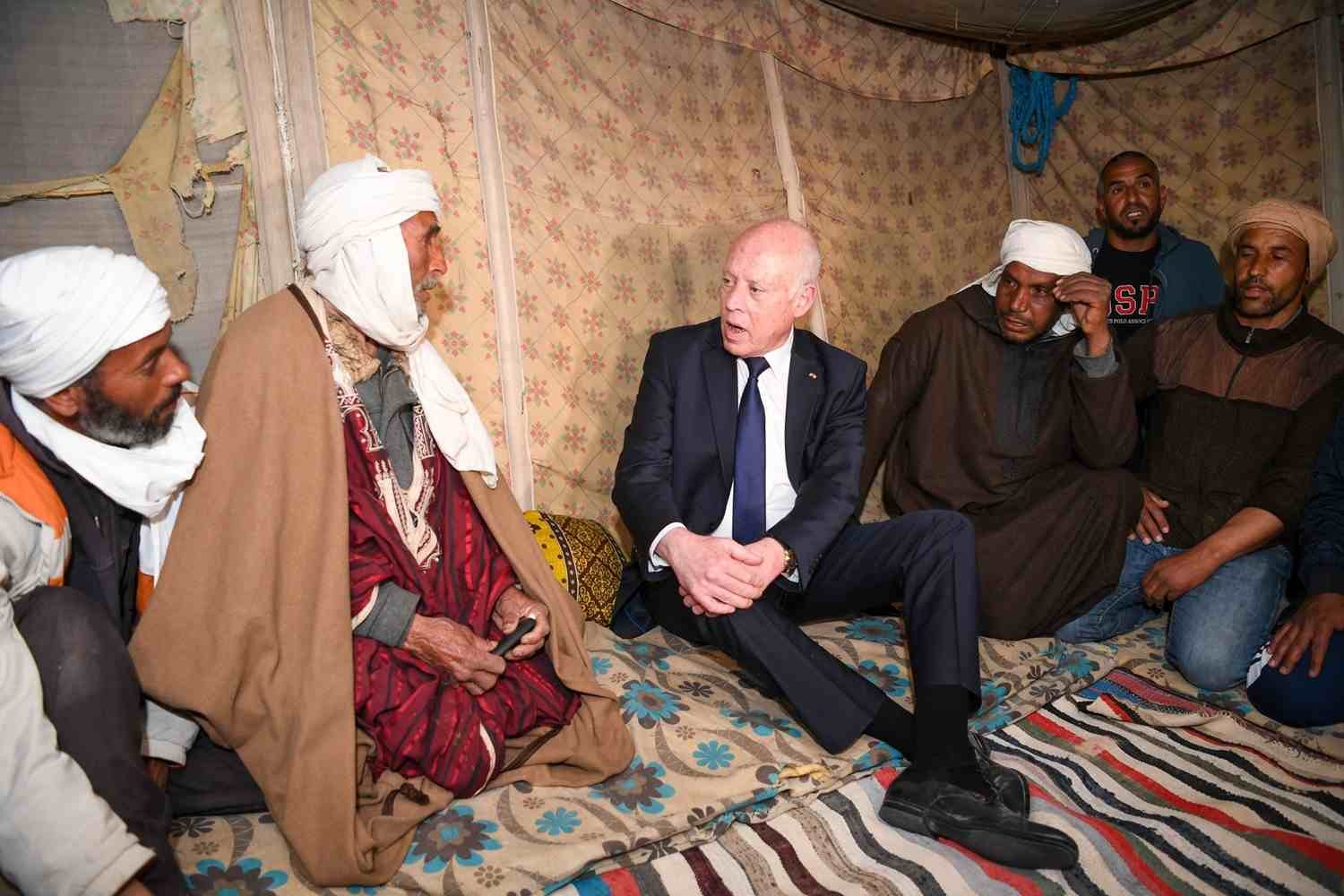 Le Président Kaïs Saïed en visite surprise à Douz pour écouter les préoccupations citoyennes