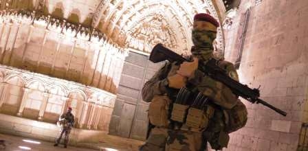 La France en état d’alerte très élevé et renforce la sécurité autour des églises