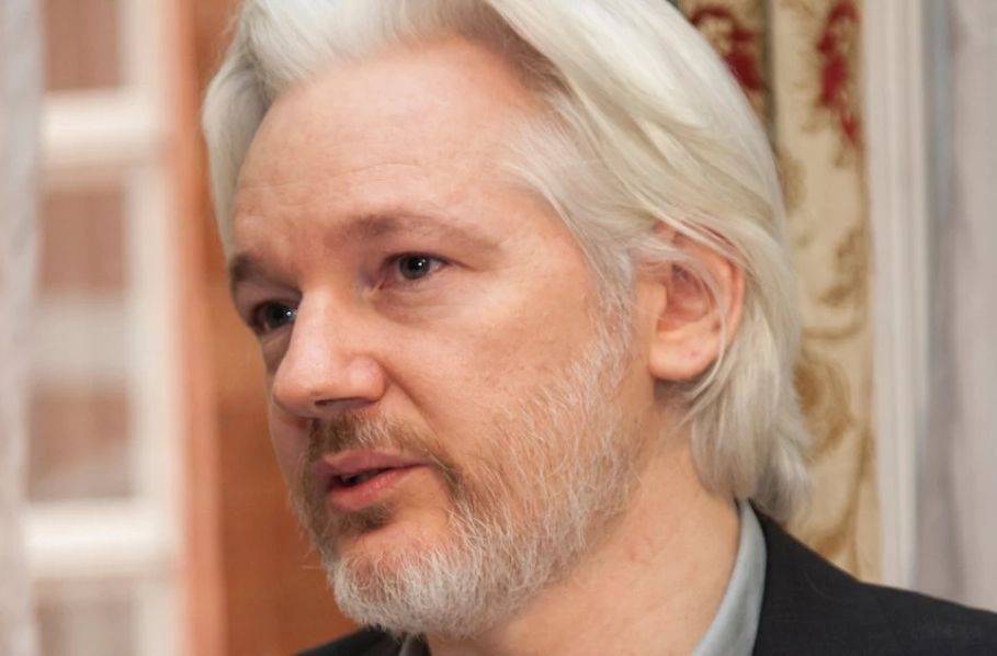 Après 14 ans de batailles, Julian Assange quitte la salle d’audience en homme libre