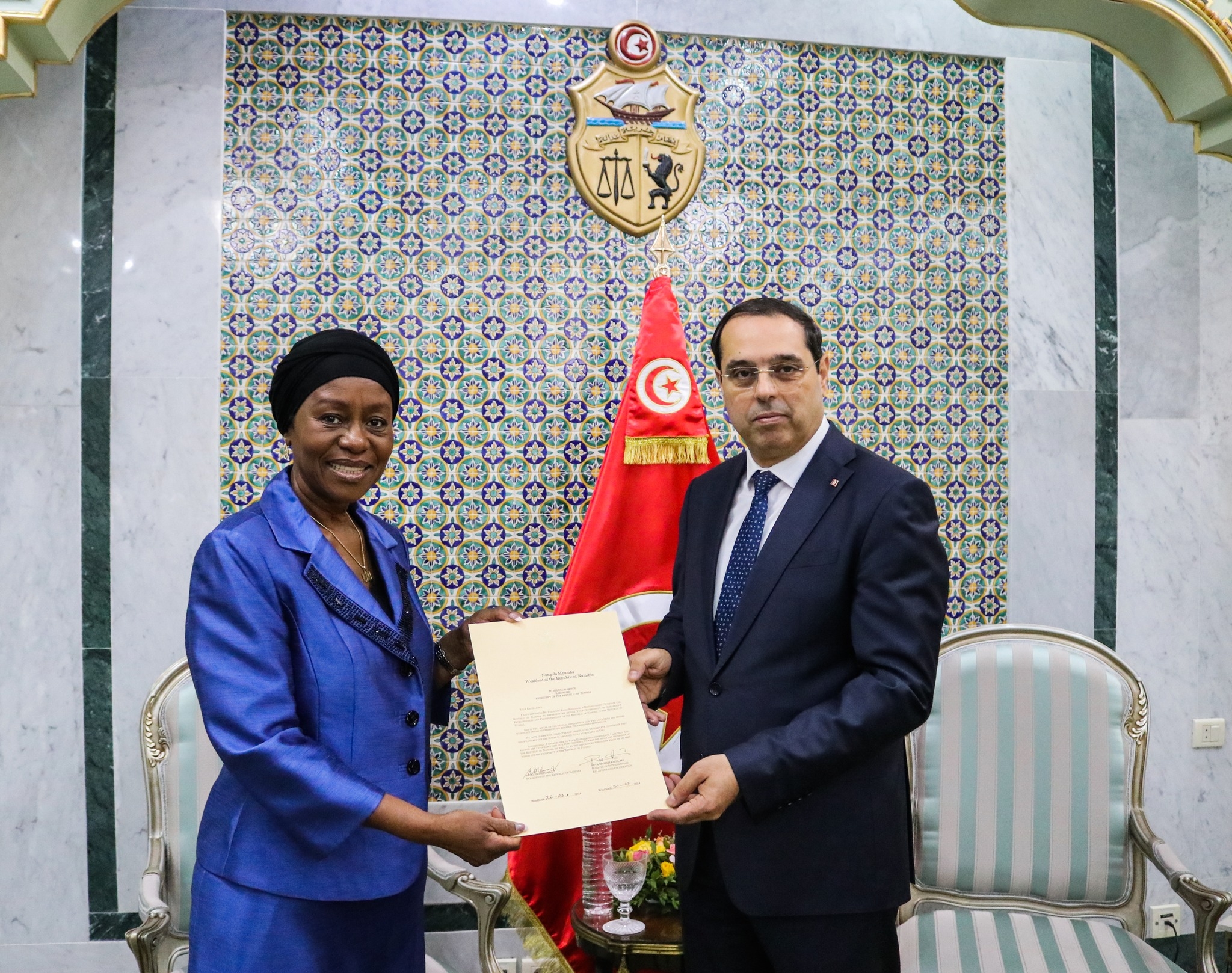 L’ambassadrice de la Namibie remet une copie de ses lettres de créance au secrétaire d’Etat...