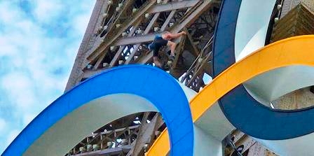 Evacuation de la tour Eiffel après qu’un individu ait grimpé l’édifice à mains nues