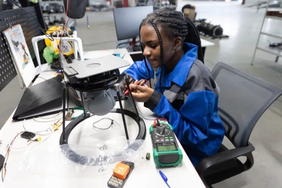 Des promesses brisées : Les jeunes Africaines dupées pour fabriquer des drones de guerre en...