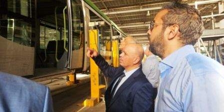 Tunisie – Le ministre des transports inspecte les opérations de réparation des rames de métro