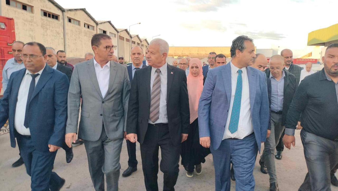 Le ministre Samir Abid en visite au marché de gros de Sfax