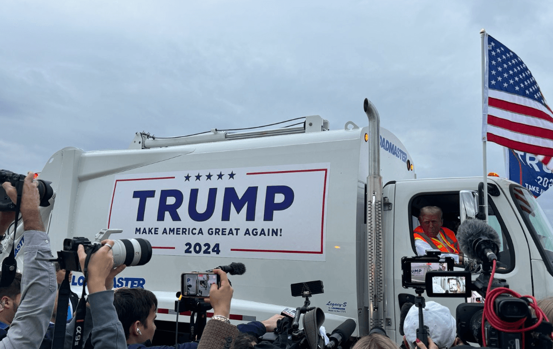 Trump s’affiche au volant d’un camion poubelle après que Biden a qualifié ses partisans d’...