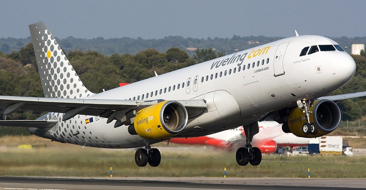 Frayeur à l’aéroport de Barcelone : un réacteur d’avion s’enflamme au décollage, aucun blessé