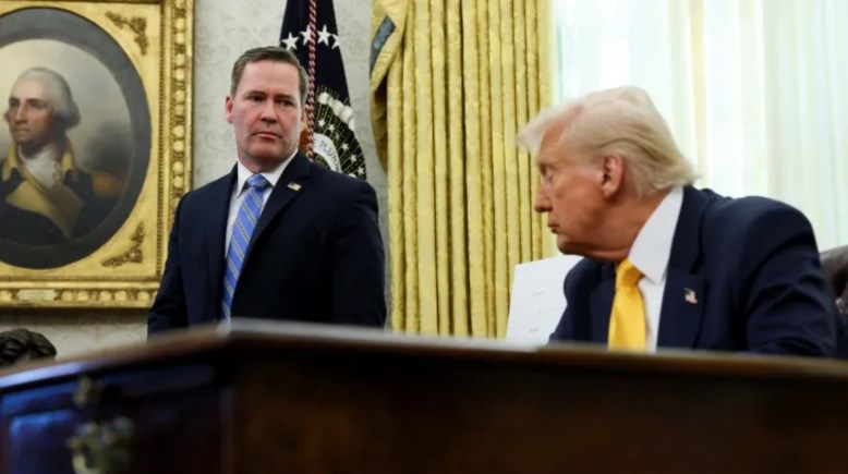 Dans les coulisses d’un limogeage : pourquoi Trump a vraiment écarté son conseiller à la...