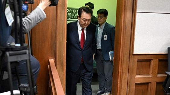 Corée du Sud : l’ex-président Yoon inculpé pour “abus de pouvoir”