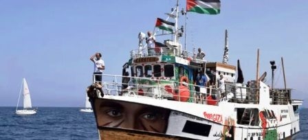 Un navire chargé d’aides à la bande de Gaza attaquée en pleine mer par des...