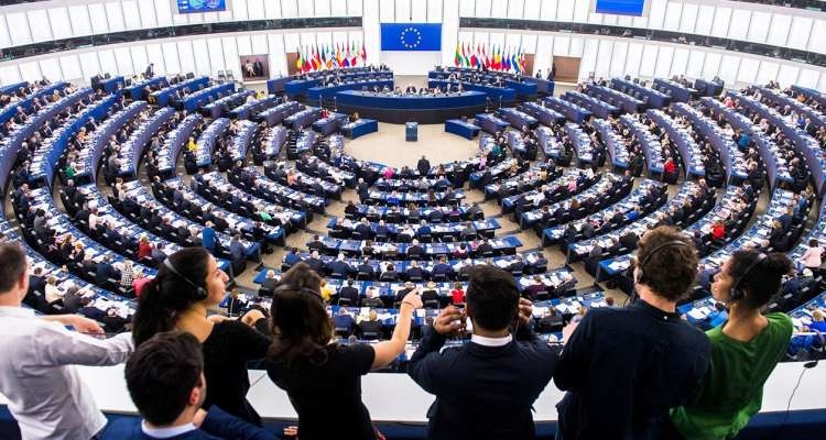 Attaques contre les libertés en Tunisie : Le Parlement européen sort le carton jaune !
