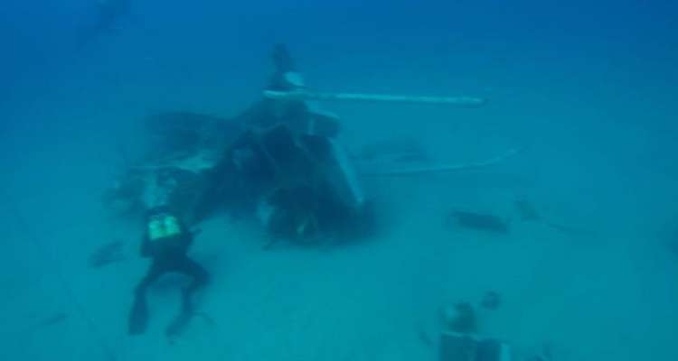 Les débris d’un hélicoptère militaire abîmé en mer, récupérés