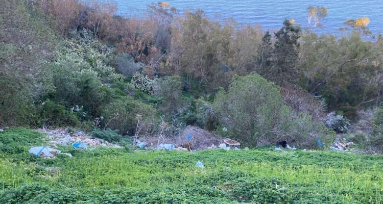 A Sidi Bou Said, levée de boucliers pour un muret et silence total pour la décharge sauvage