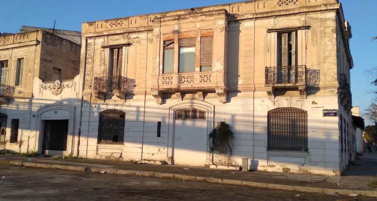 Un immeuble en ruines, un square désert et une mémoire oubliée