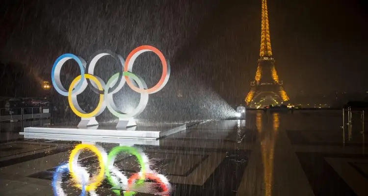 Paris en habits olympiques : Sportifs, artistes et monuments sur Seine