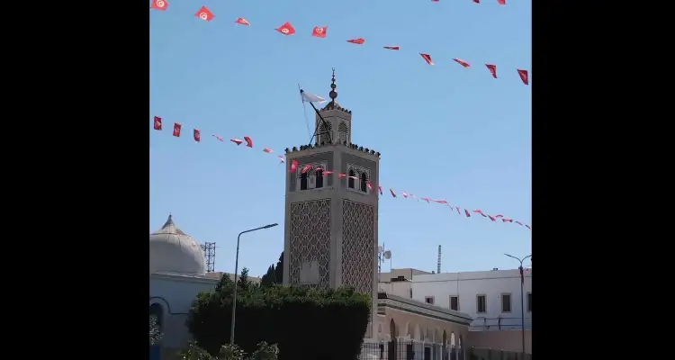 Snapshot : Le pavillon blanc flotte de nouveau sur la mosquée de la Kasbah