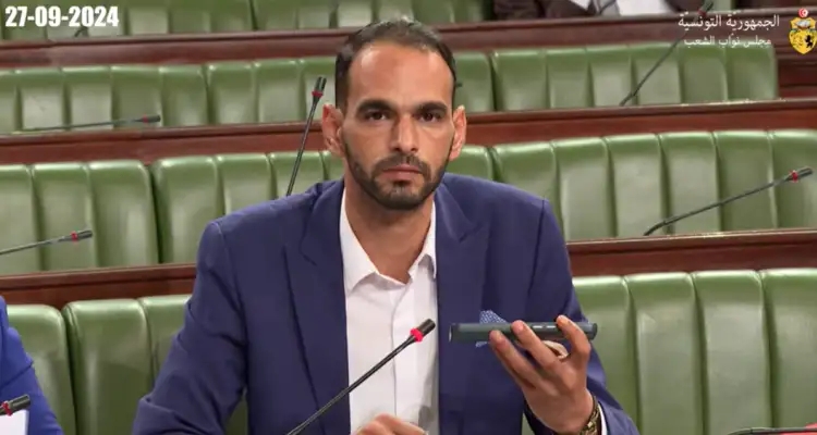 Loi électorale : Un député rejoue Kais Saied via son portable (vidéo)