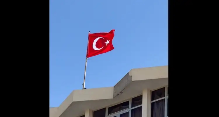 Tunisie : Un bâtiment administratif orné d’un drapeau turc