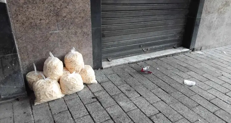 Est-ce tolérable ? Des frites à même le sol, livrées sur le trottoir !