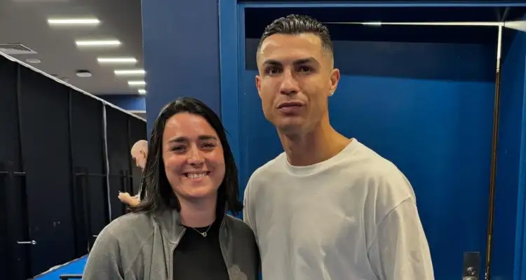 Ons Jabeur pose aux côtés de Cristiano Ronaldo