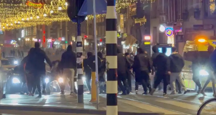 Amsterdam : des supporters israéliens attaquent un drapeau palestinien, dix blessés signalés