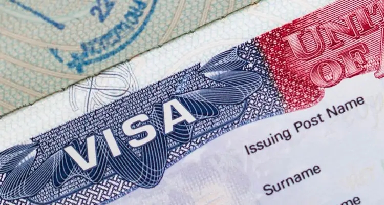 Les États-Unis suspendent les visas pour les étudiants étrangers