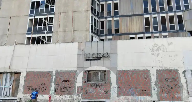 Hôtel du Lac : Il tombe en ruines et toujours rien de nouveau