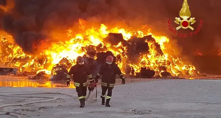 Affaire des déchets italiens : 6 000 tonnes prennent feu à Salerne