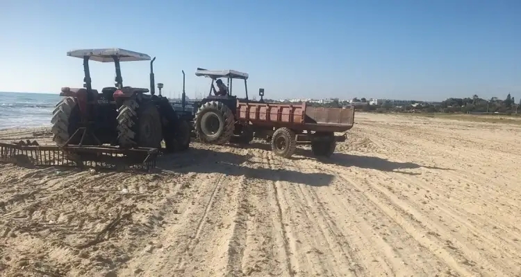 Plages tunisiennes : 200 km de côtes en cours de nettoyage jusqu’à septembre