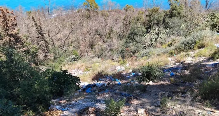Snapshot - Sidi Bou Said : Comment souiller la beauté du paysage !