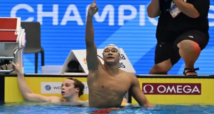 Stratosphérique Ayoub Hafnaoui, champion du monde des 1500m nage libre